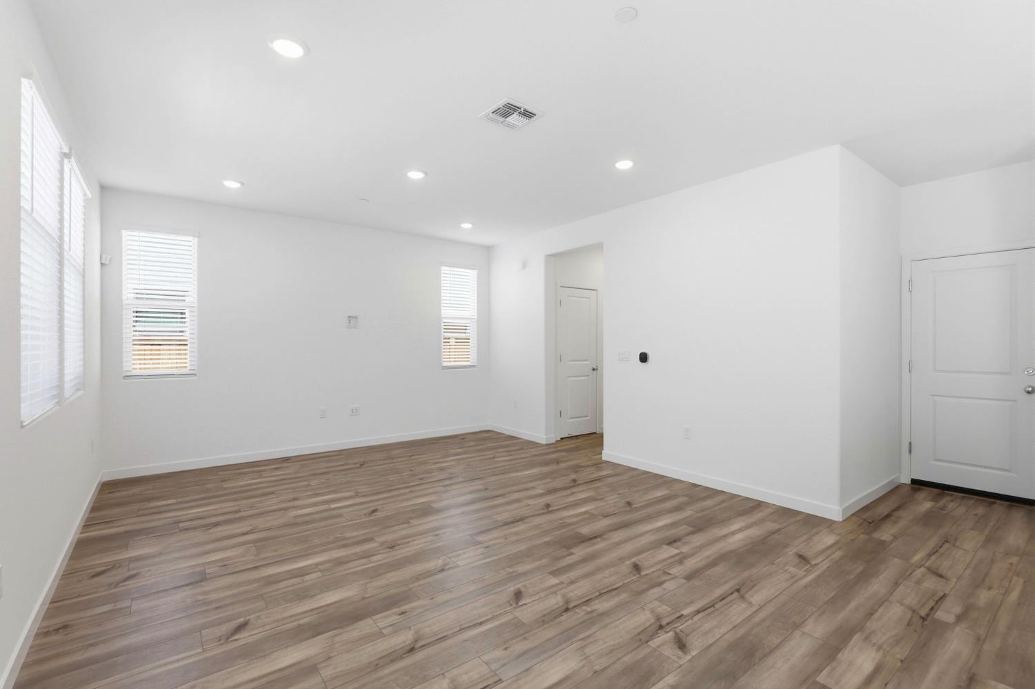 1043 Ginkgo Circle