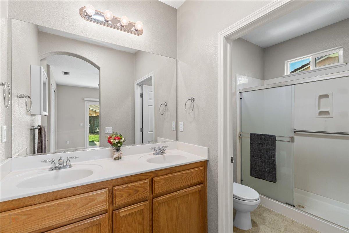 Los Banos, California 93635, United States, 3 Bedrooms Bedrooms, ,2 BathroomsBathrooms,Residential,Pending,107424