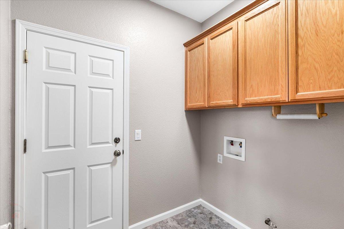 Los Banos, California 93635, United States, 3 Bedrooms Bedrooms, ,2 BathroomsBathrooms,Residential,Pending,107424