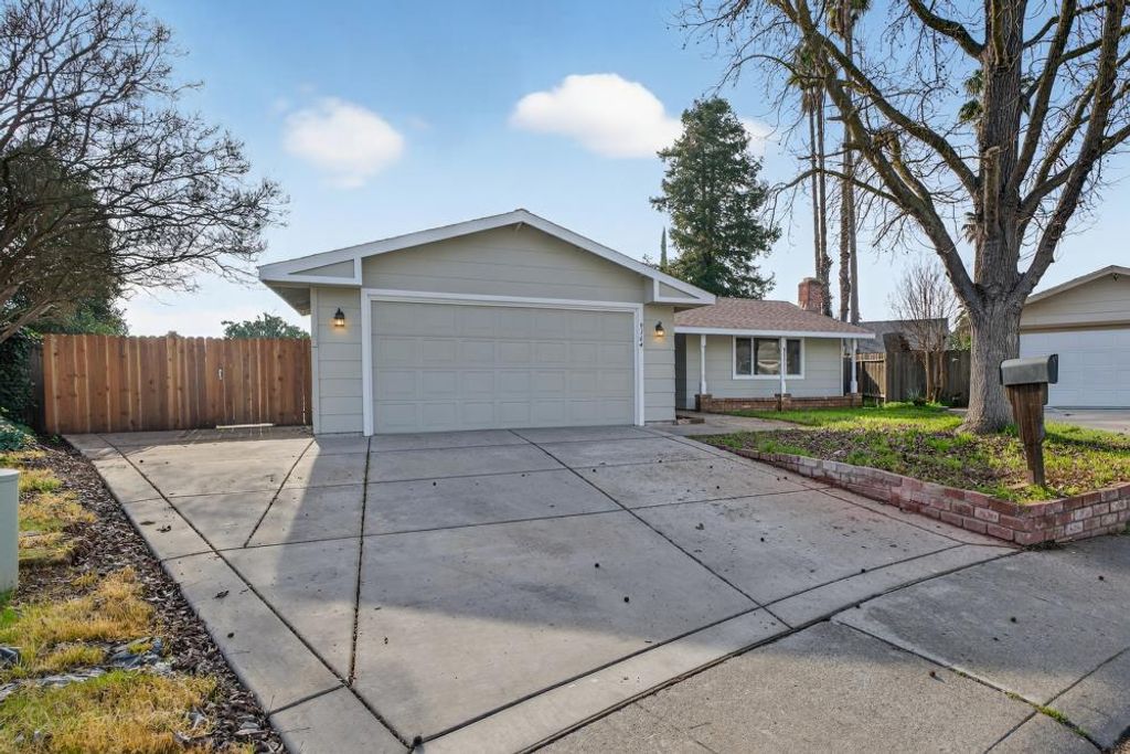 Photo of 9164 NE Brian Court, Sacramento, CA 95826 (MLS # 226007488)