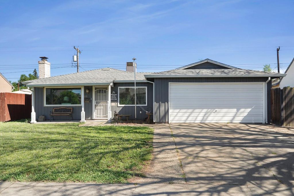 Photo of 2513 36th Avenue, Sacramento, CA 95822 (MLS # 226034021)