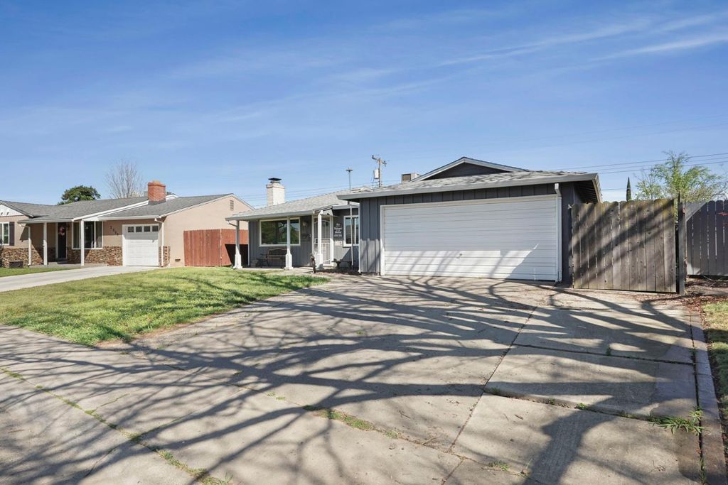 Photo of 2513 36th Avenue, Sacramento, CA 95822 (MLS # 226034021)