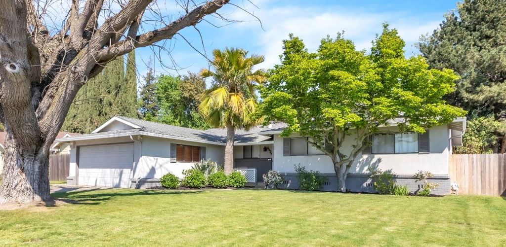 Photo of 6829 Havenhurst Drive, Sacramento, CA 95831 (MLS # 226033842)