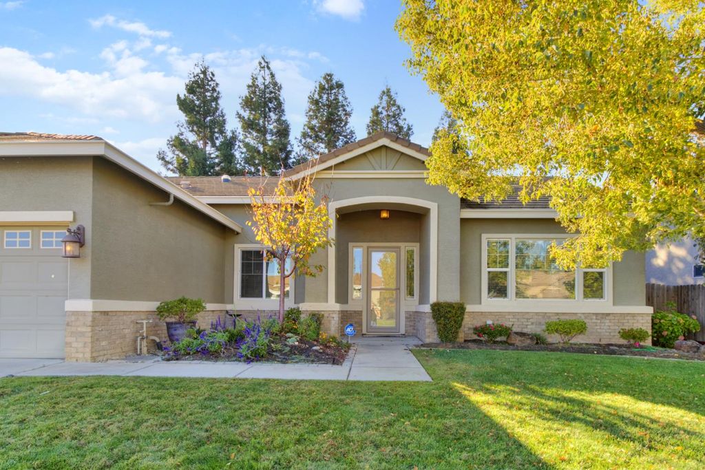 Photo of 928 Jordine Way, Galt, CA 95632 (MLS # 225138016)