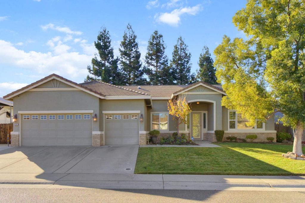 Photo of 928 Jordine Way, Galt, CA 95632 (MLS # 225138016)