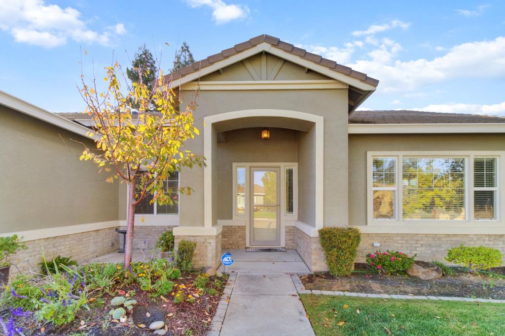 Photo of 928 Jordine Way, Galt, CA 95632 (MLS # 225138016)