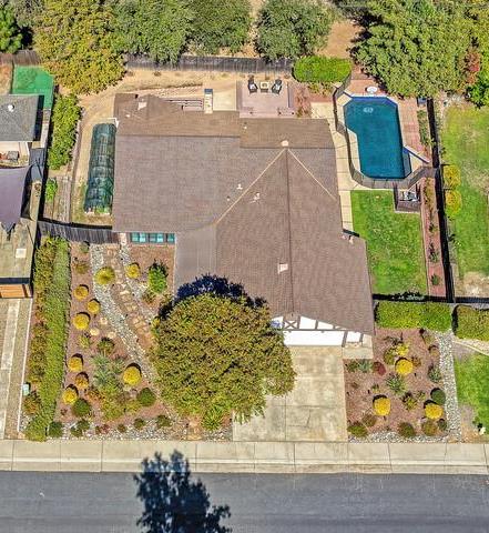 1833 Woodacre Way
