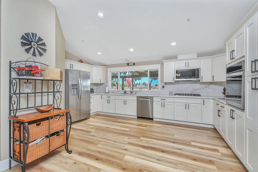 8476 Byron Highway