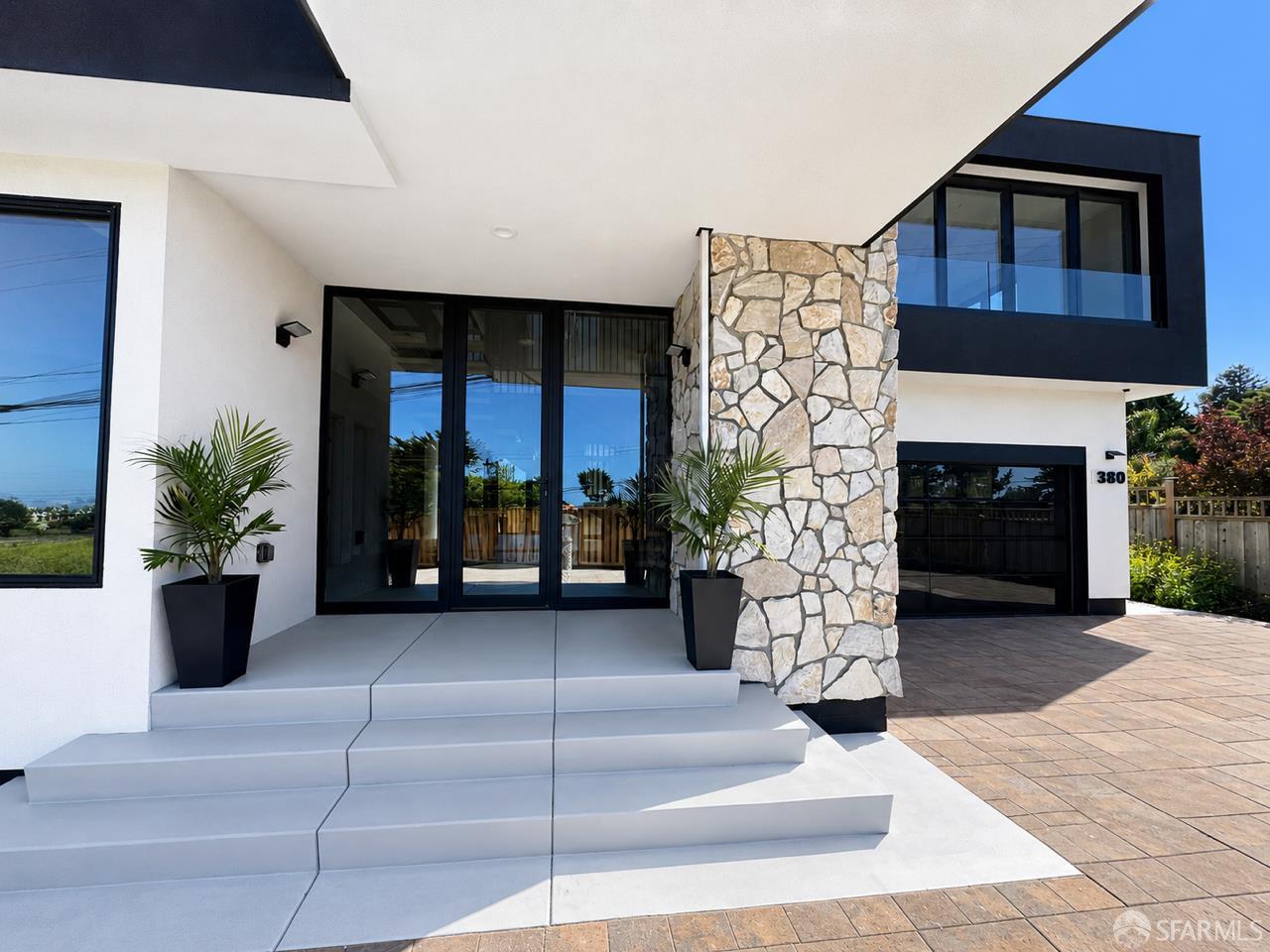 380 Medio Avenue