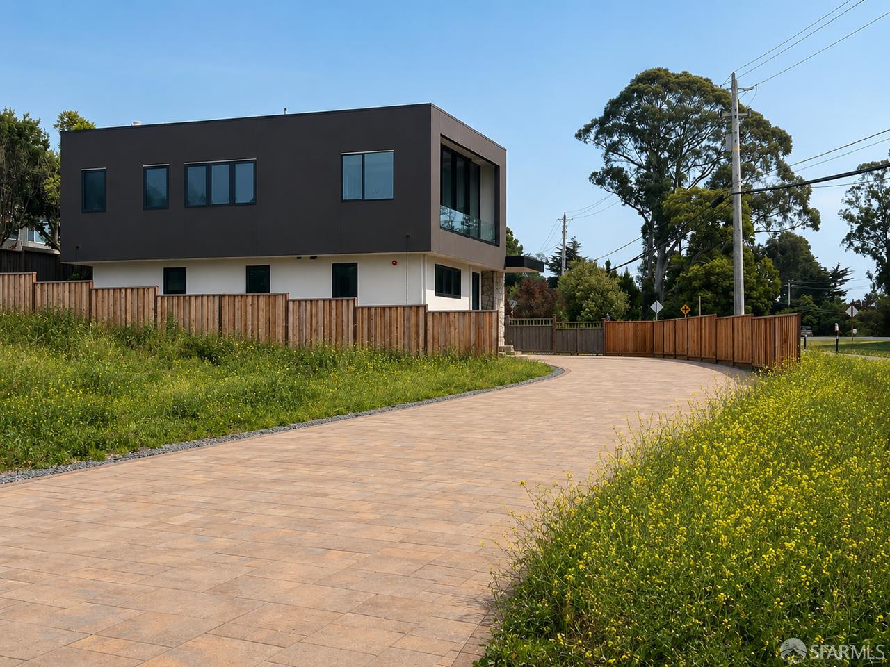 380 Medio Avenue