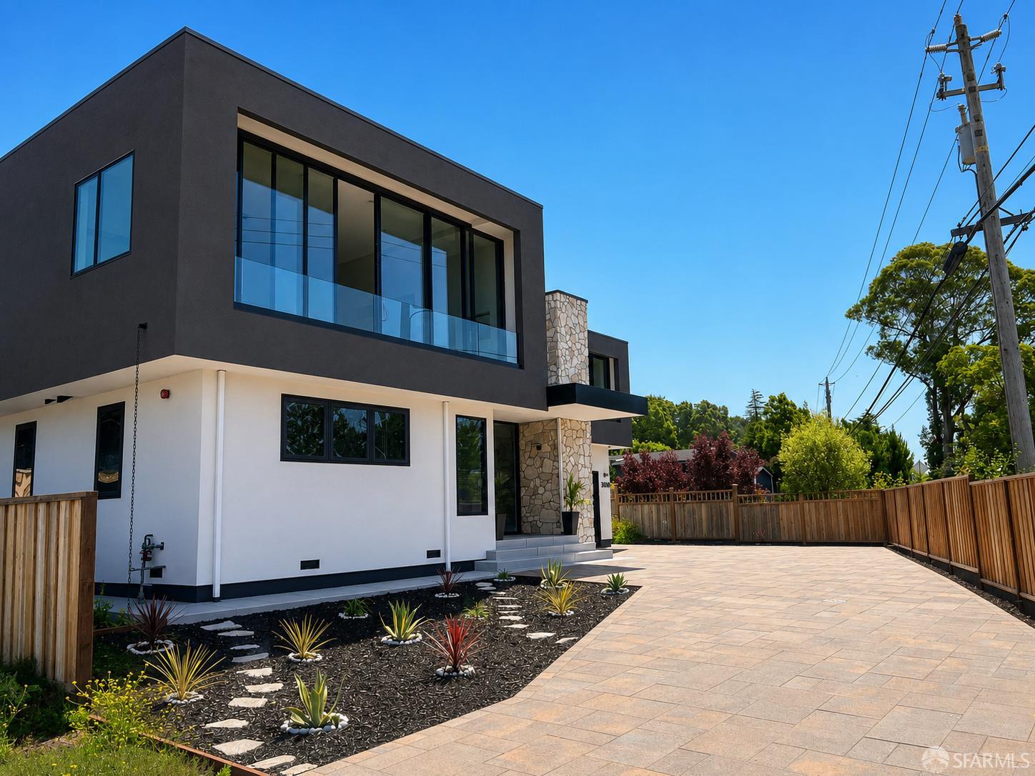 380 Medio Avenue