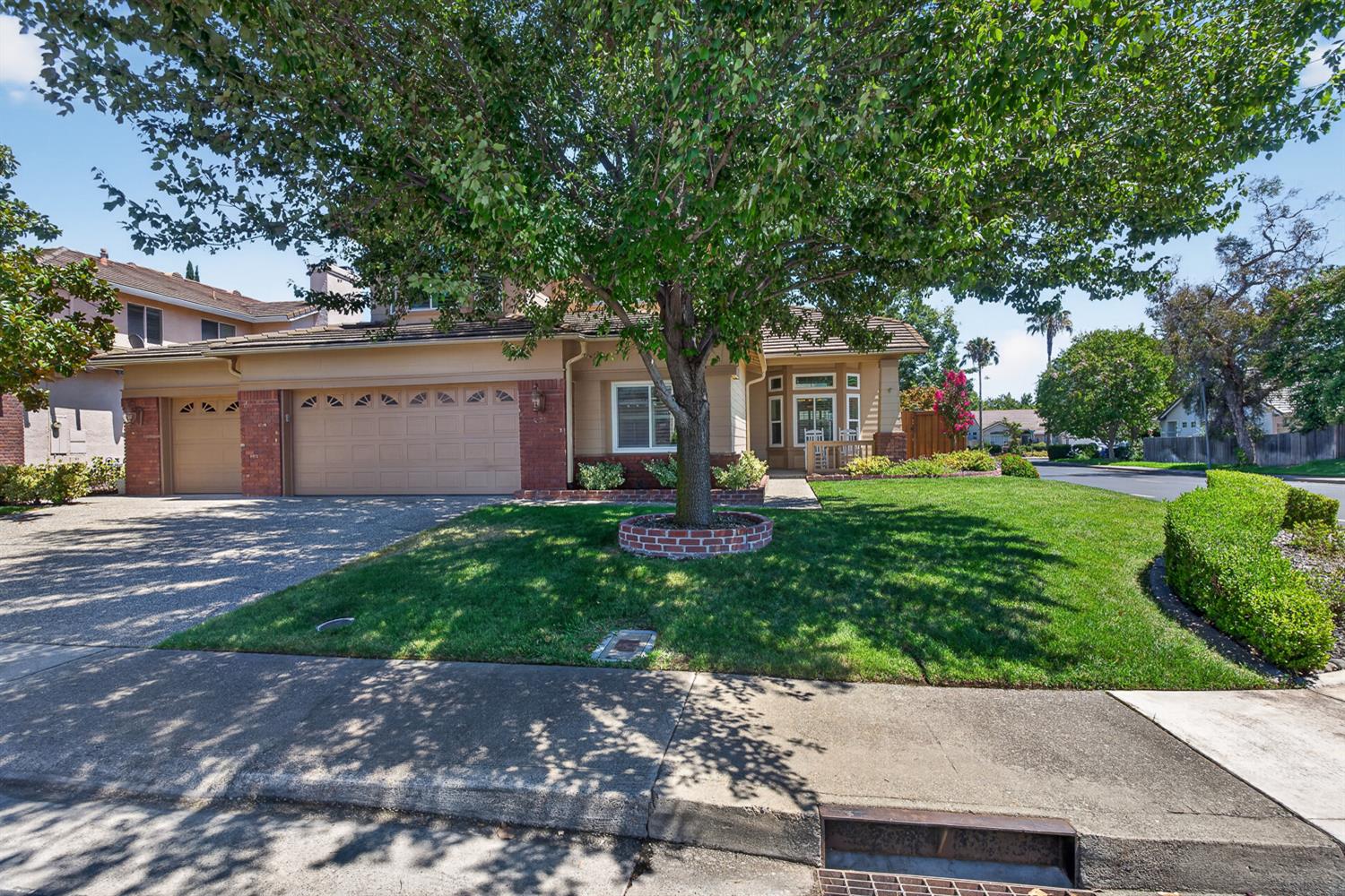 4911 Bradford Place
