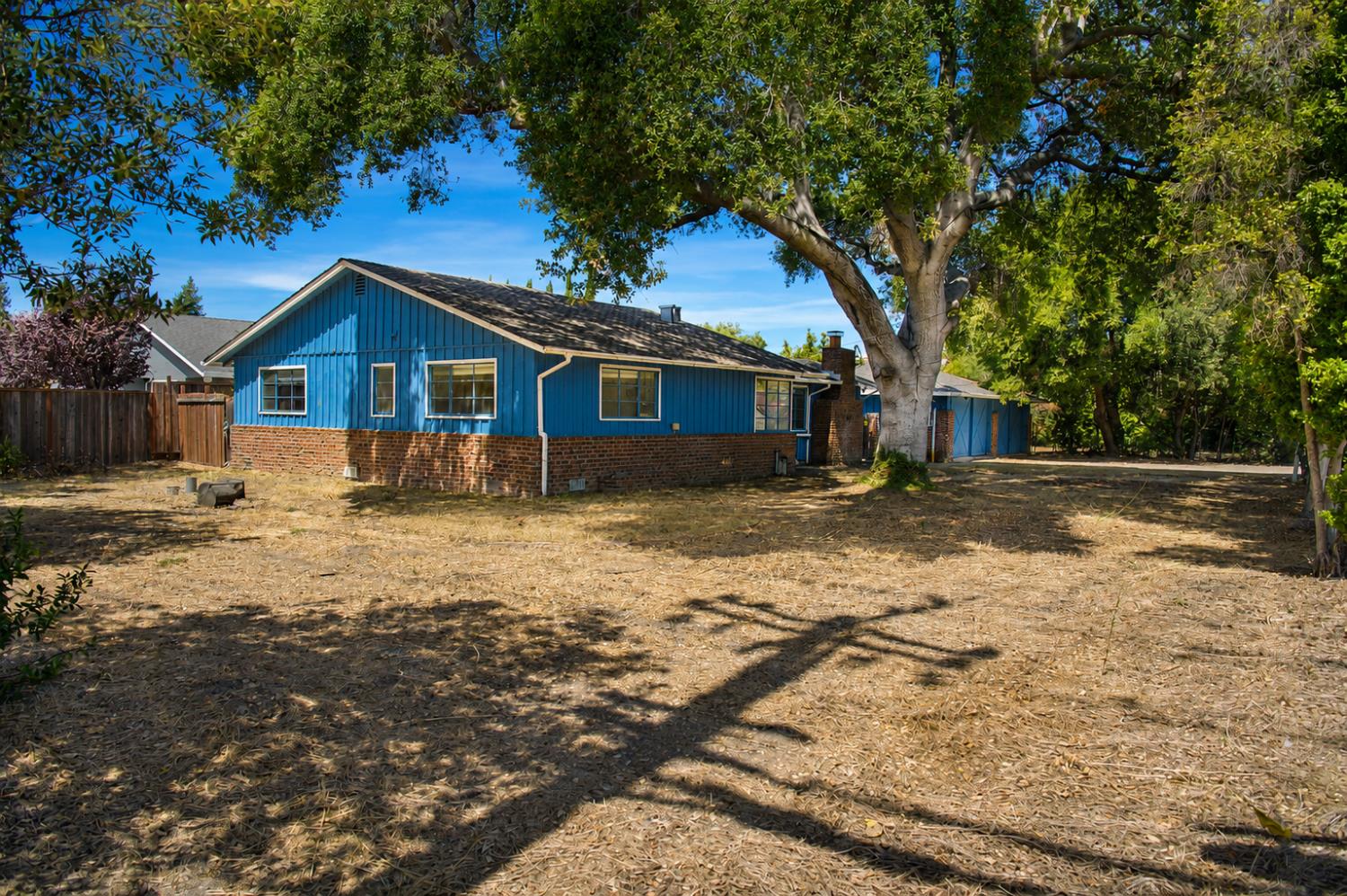 585 El Portal Avenue