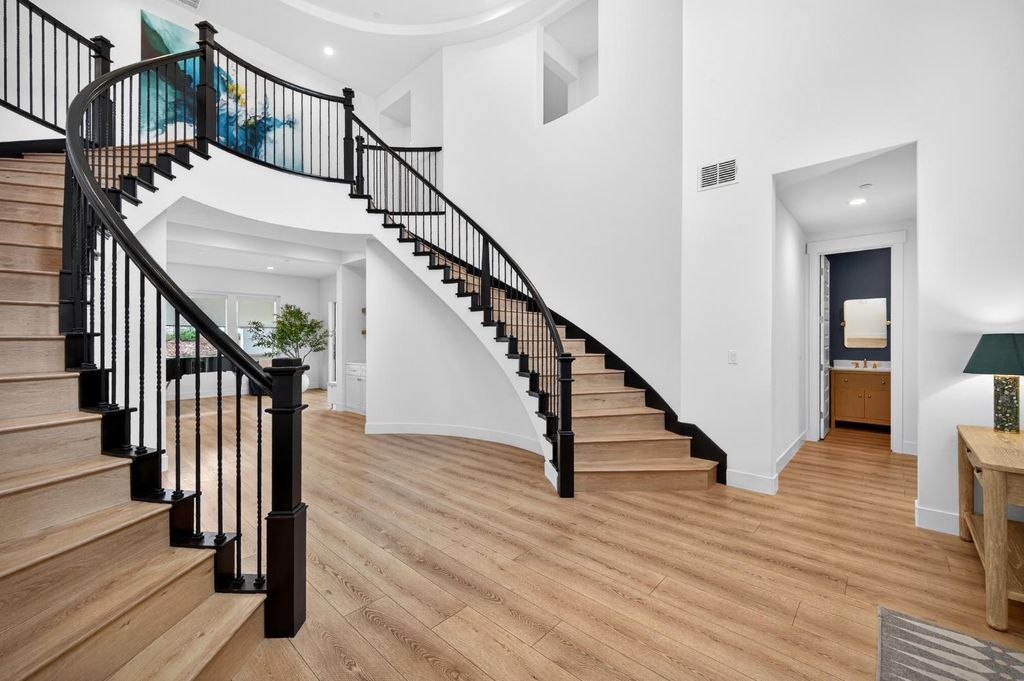 Photo of 4068 Whitney Vista Ln, Rocklin, CA 95677 (MLS # 226014840)