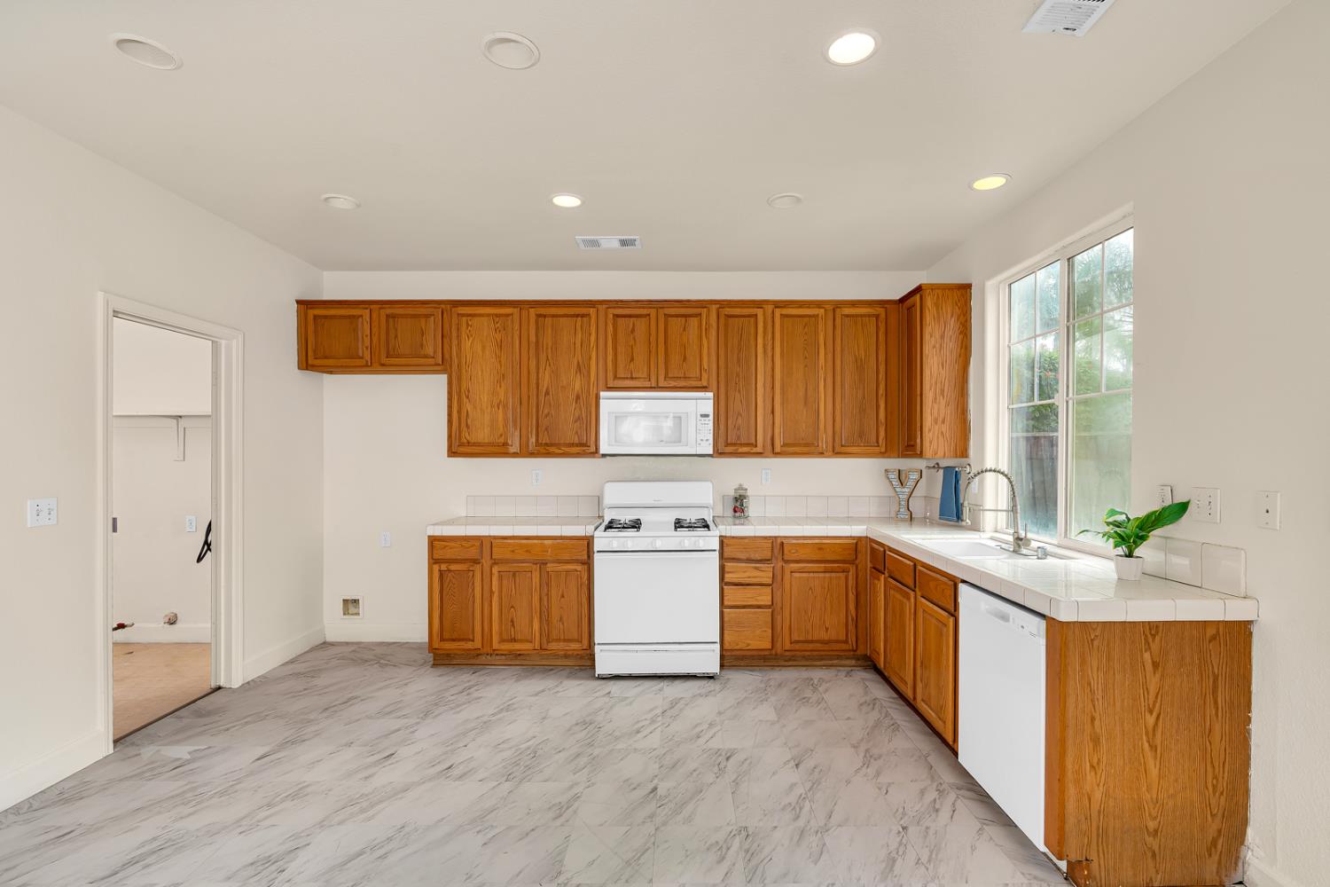 Los Banos, California 93635, United States, 4 Bedrooms Bedrooms, ,3 BathroomsBathrooms,Residential,Active,245790