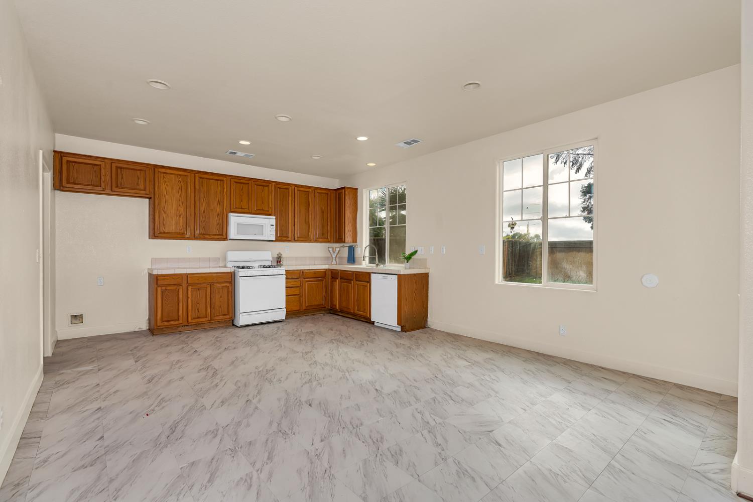 Los Banos, California 93635, United States, 4 Bedrooms Bedrooms, ,3 BathroomsBathrooms,Residential,Active,245790