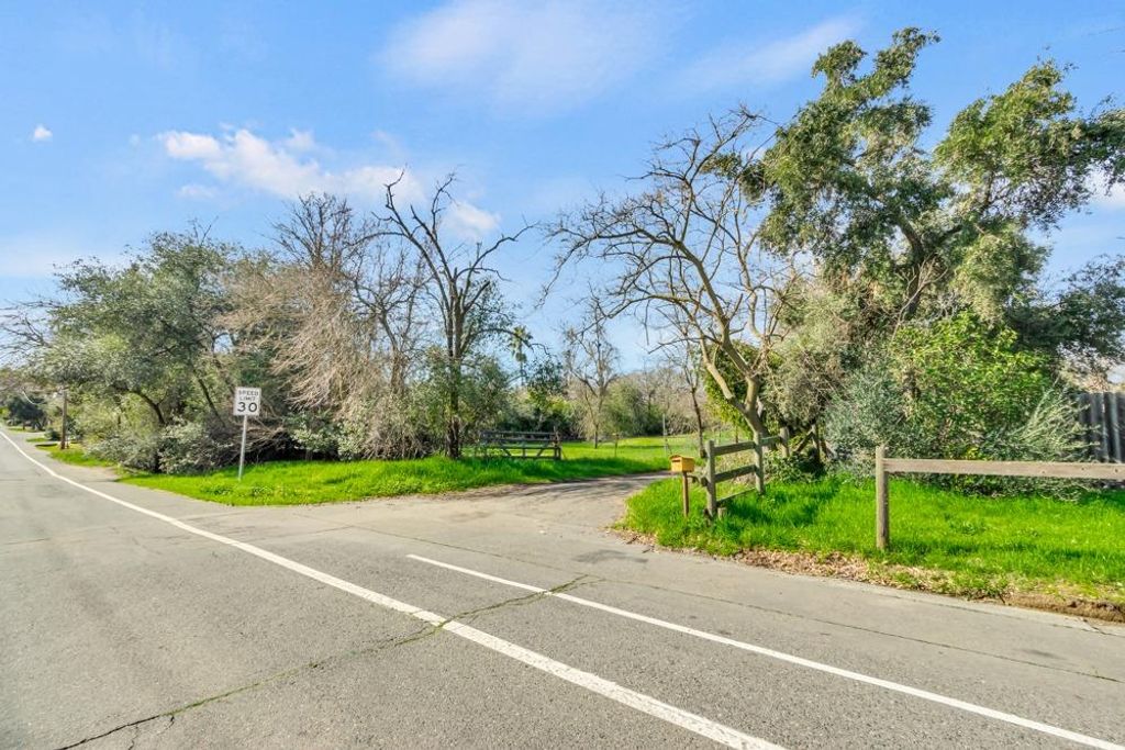 Photo of 6515 Mariposa Avenue, Citrus Heights, CA 95610 (MLS # 226005027)