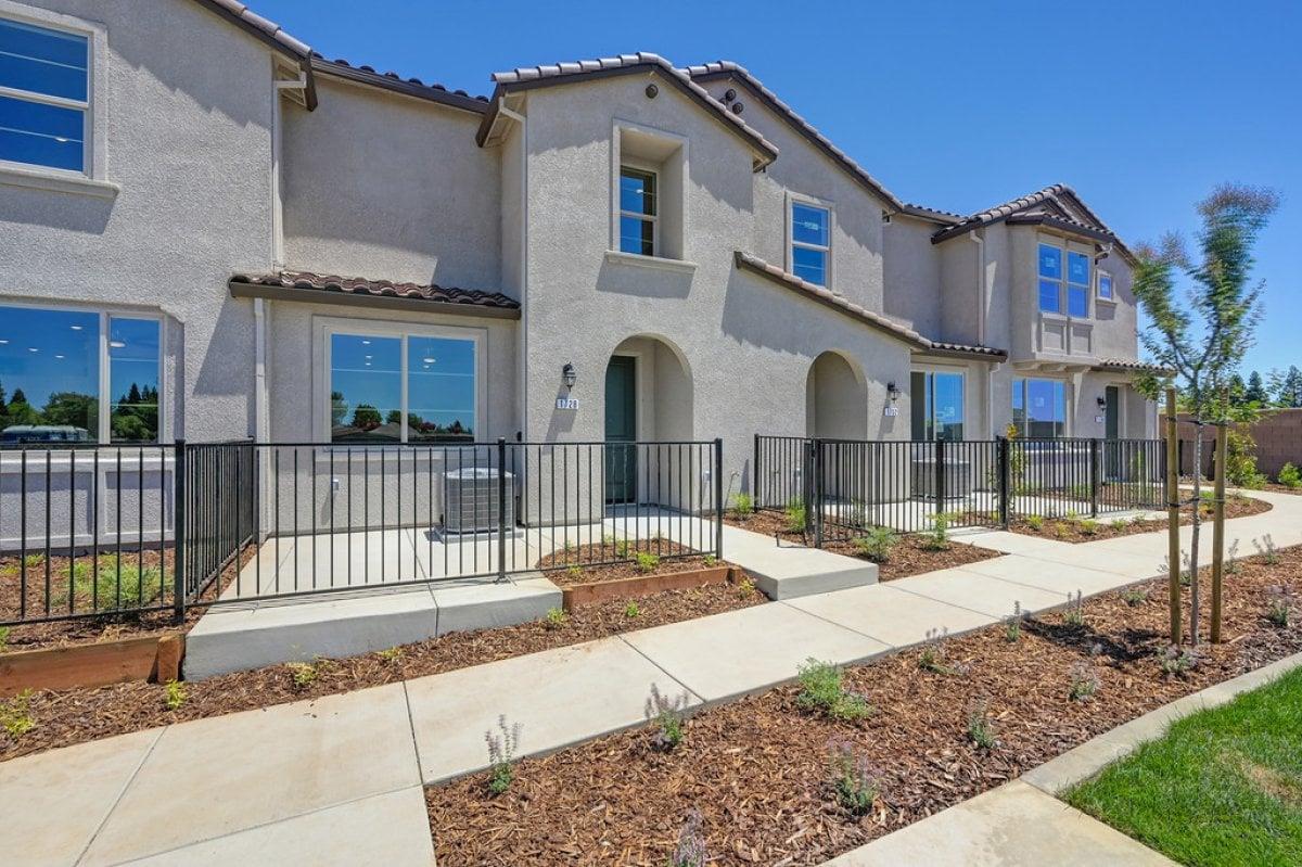 1832 Snowy White Place 53