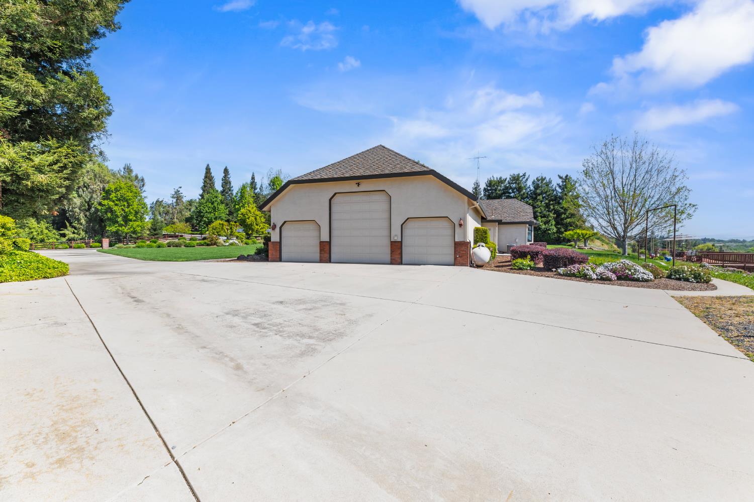 9000 Oak View Dr, Oakdale, CA, 95361, USA, 3 Bedrooms Bedrooms, ,4 BathroomsBathrooms,Residential,Active,9000 Oak View Dr,226038885