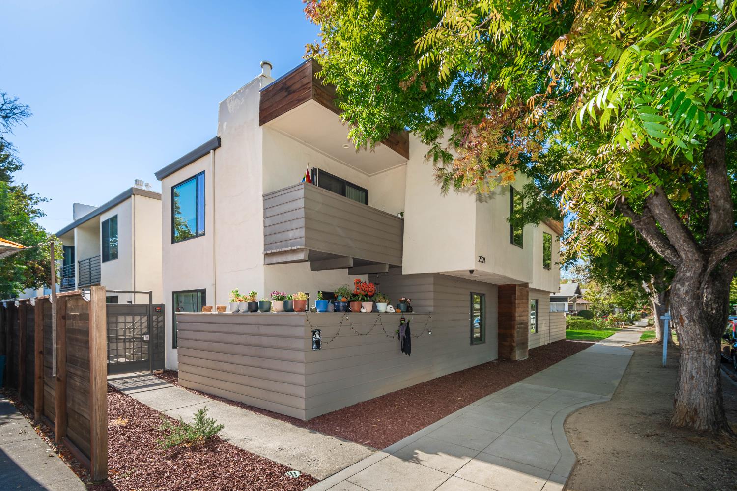 2522 T Street