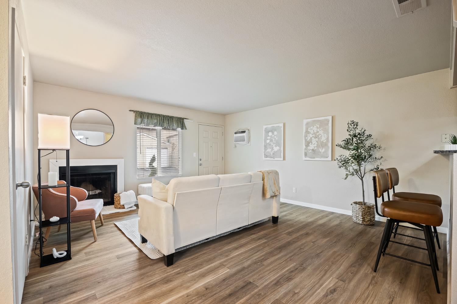 1819 S Cherokee Lane 67