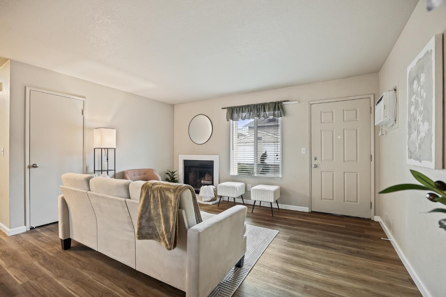 1819 S Cherokee Lane 67