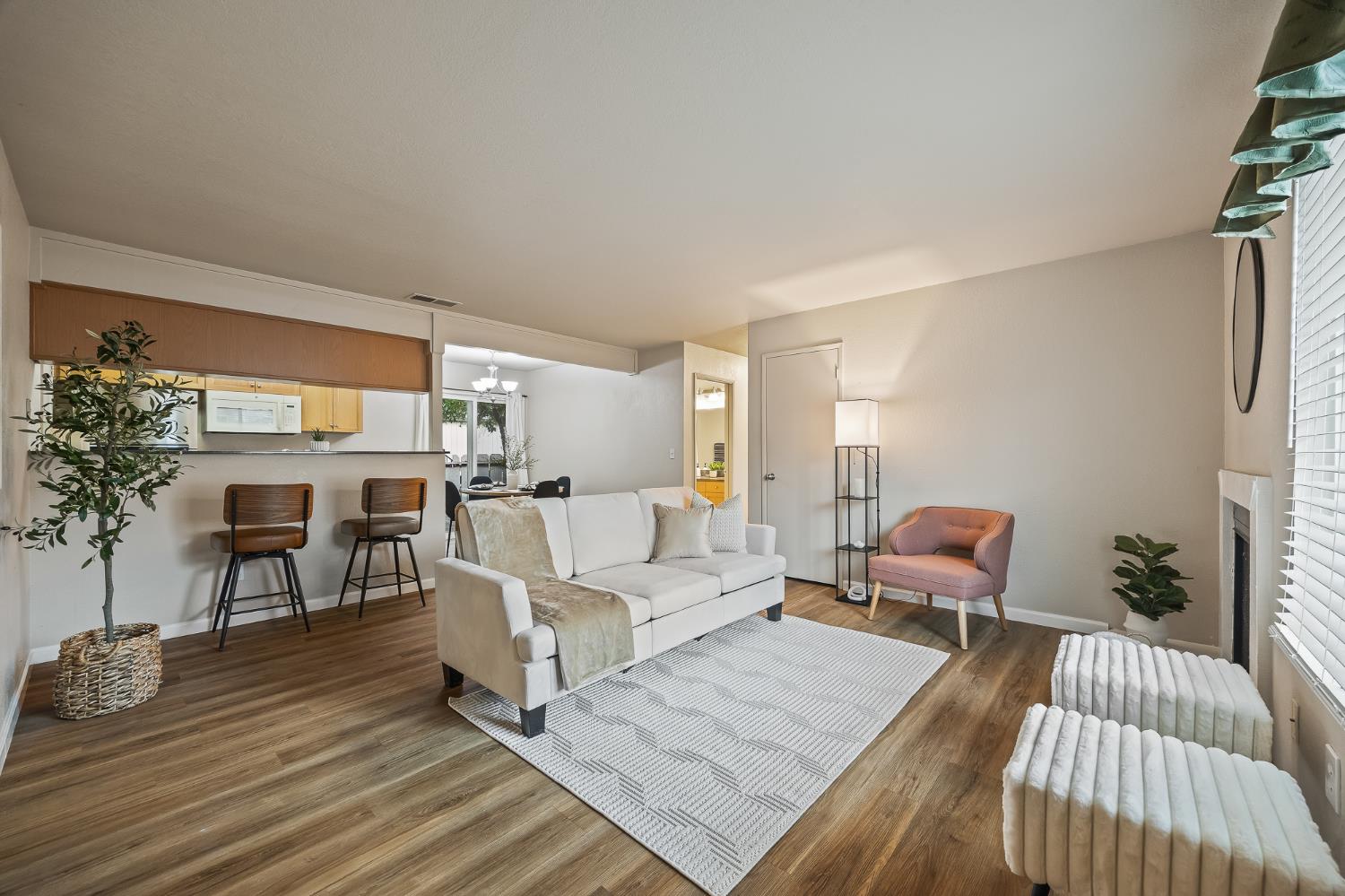 1819 S Cherokee Lane 67