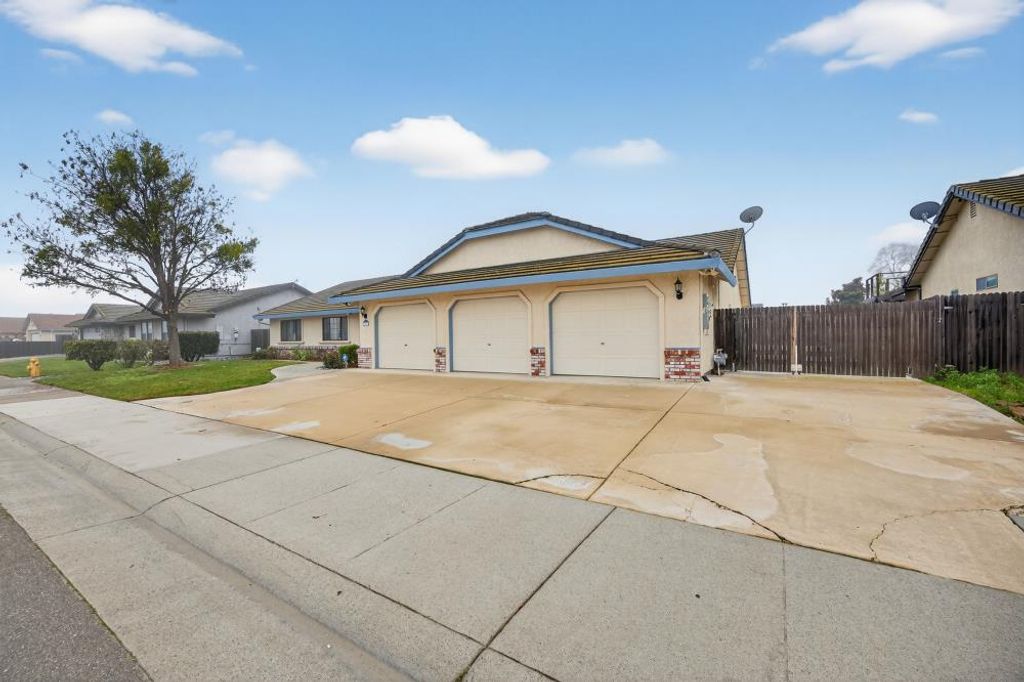 Photo of 740 Lake Canyon Avenue, Galt, CA 95632 (MLS # 226006149)