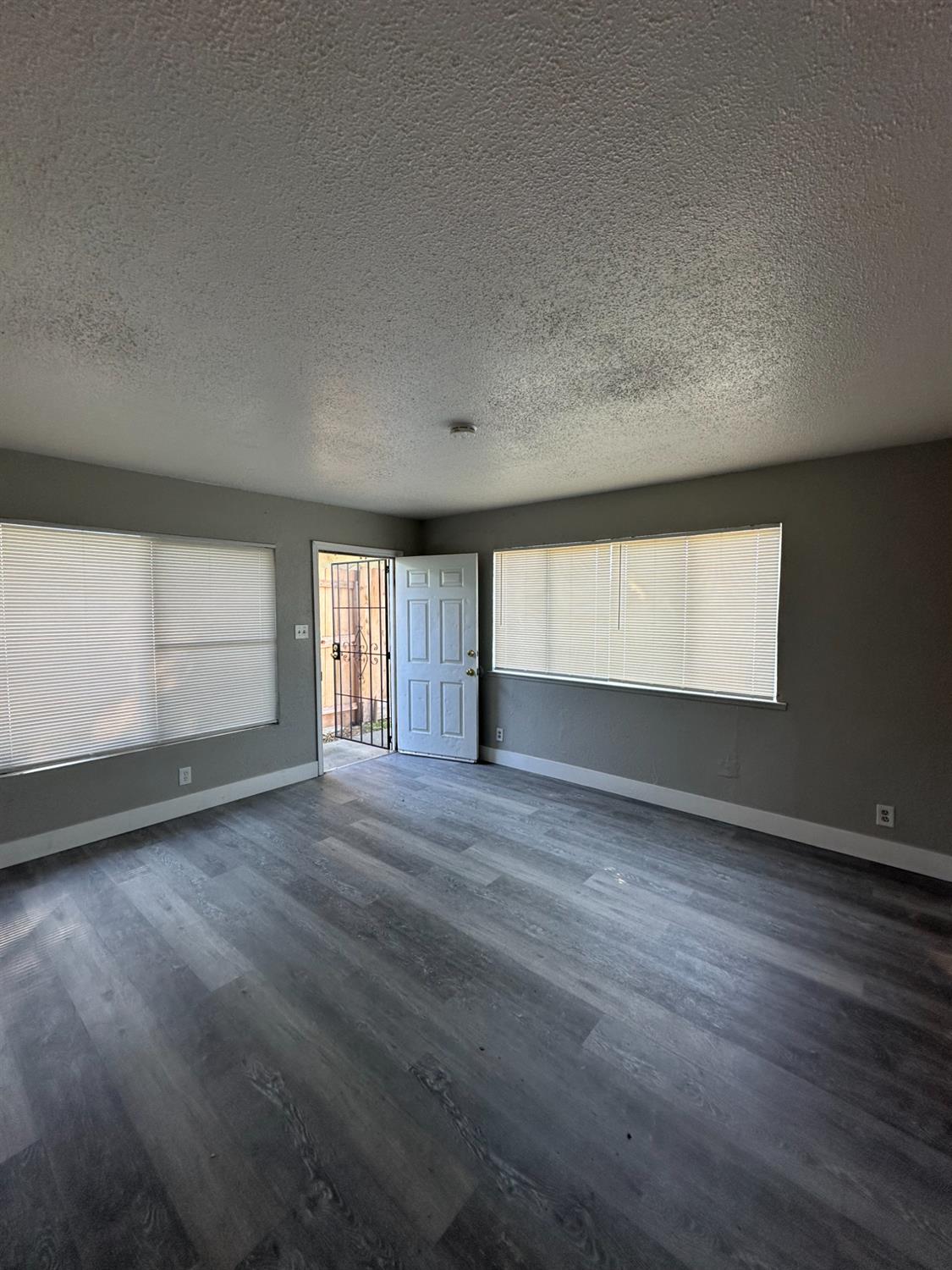 1037 W Santa Fe Avenue