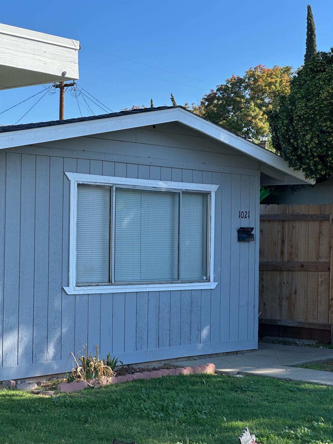 1037 W Santa Fe Avenue