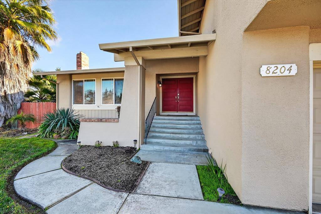 8204 Scarlet Oak Circle