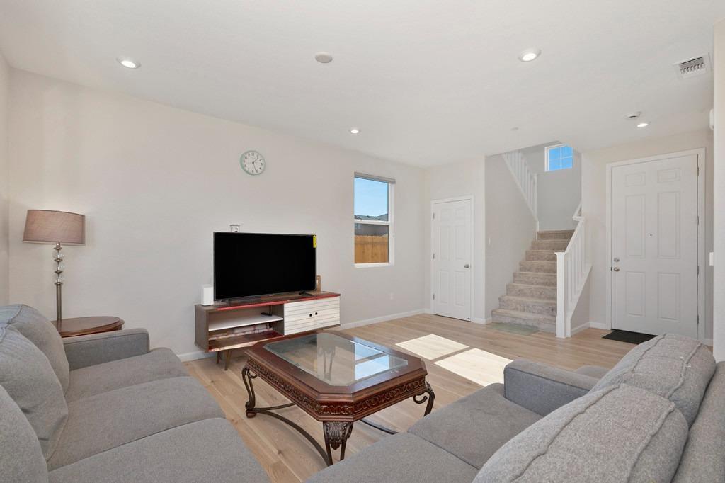 9476 Del Seis Drive