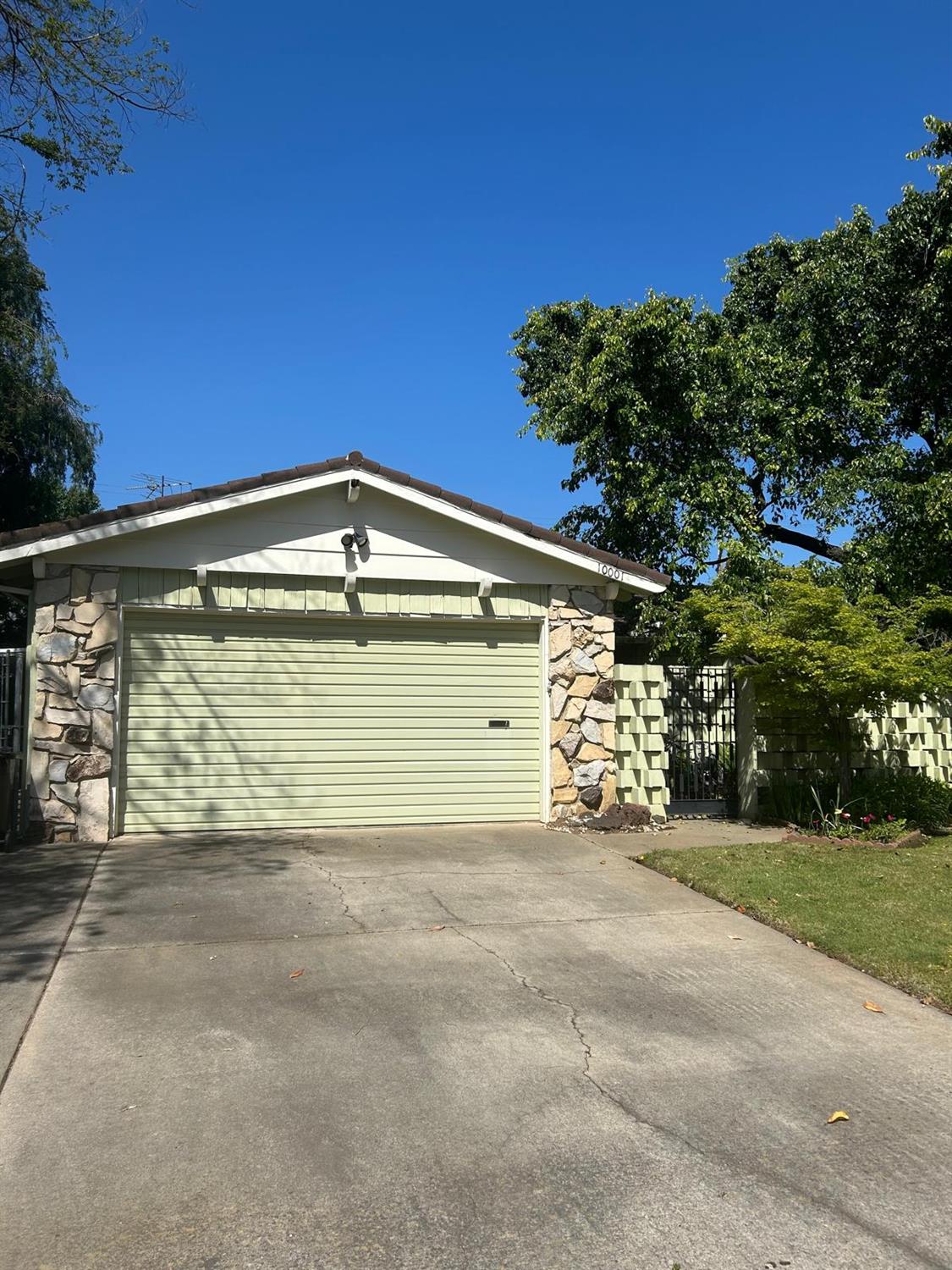 10001 El Pinzon Court