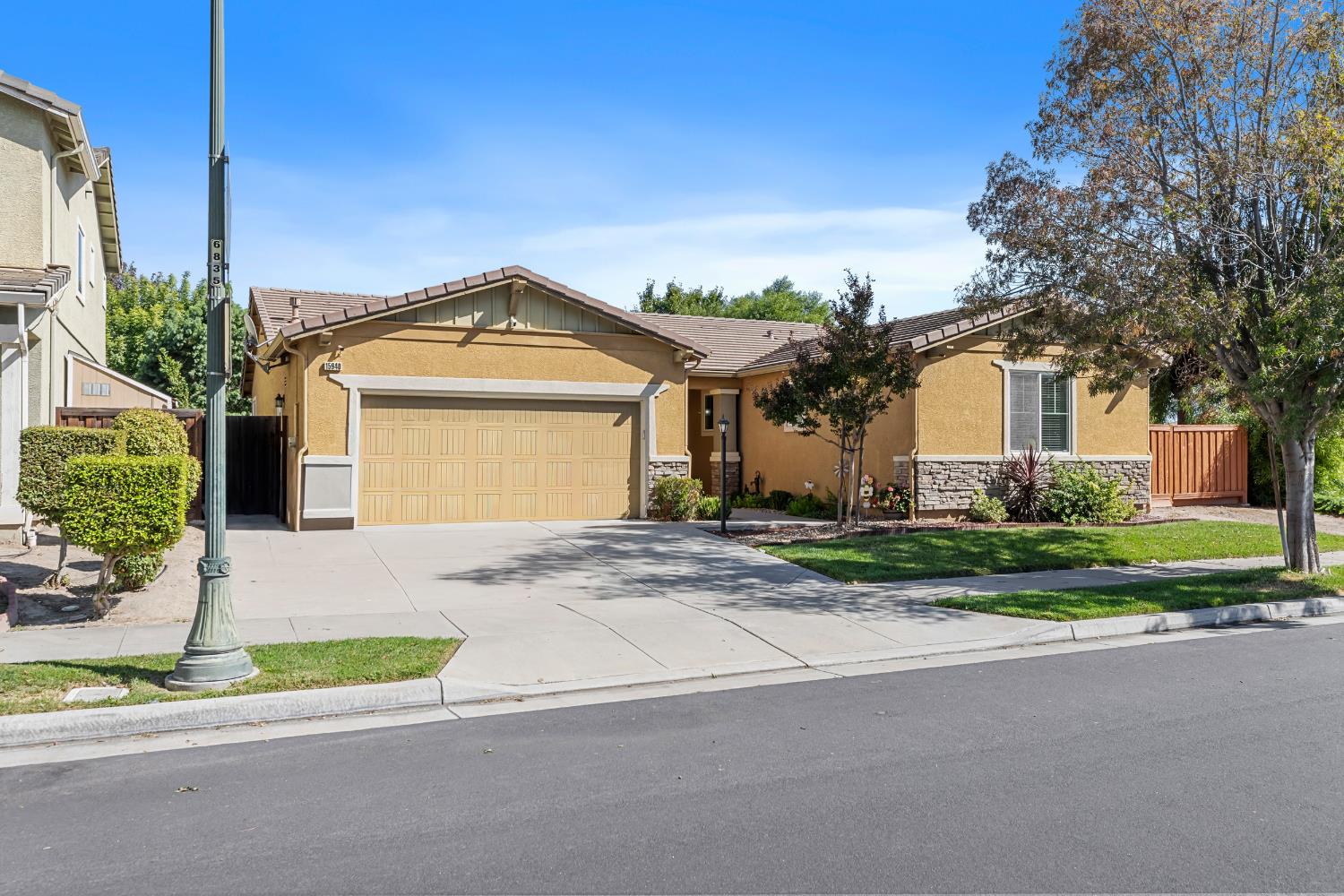 15940 Crescent Park Circle