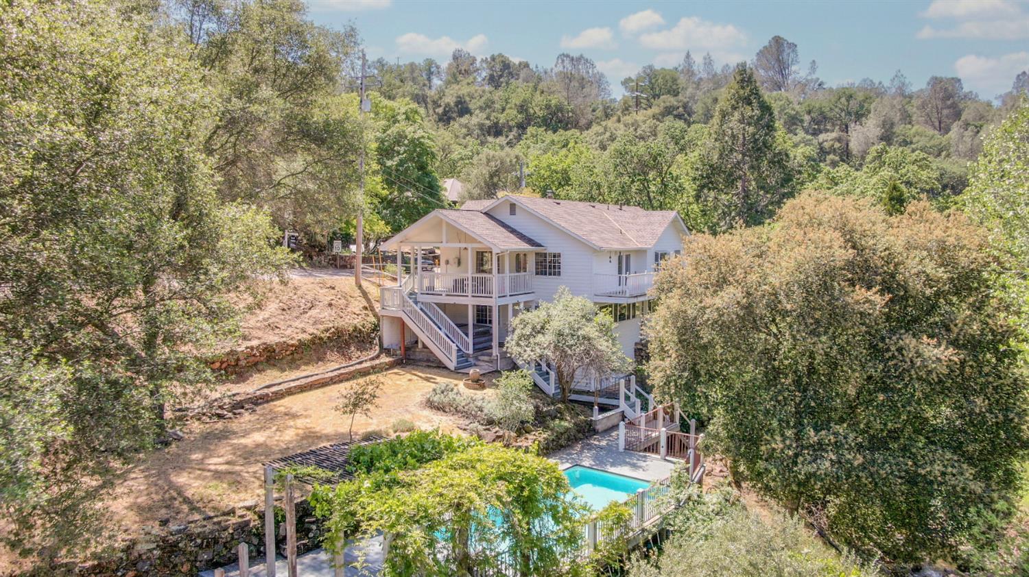 10621 Fleehart Street