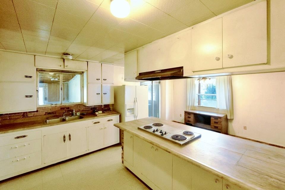 2864 Hillcrest Drive