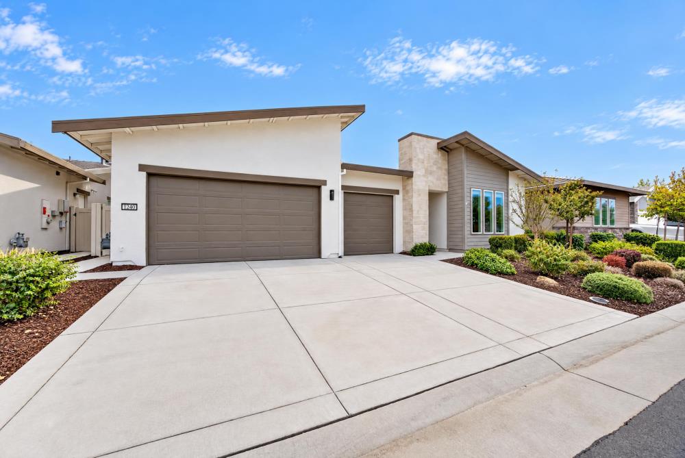 1240 Leo Lane