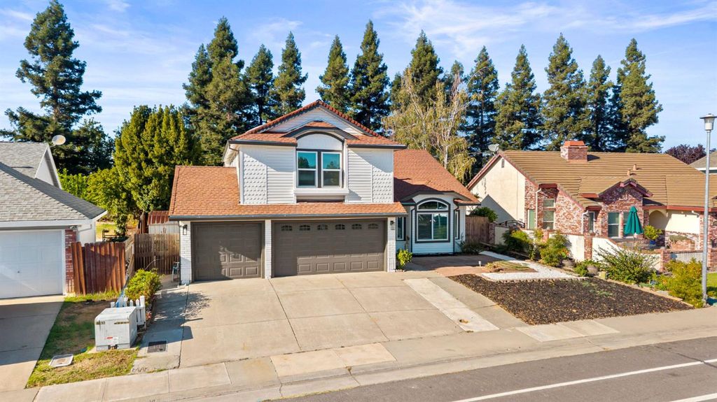 Photo of 8917 Old Creek Drive, Elk Grove, CA 95758 (MLS # 226003981)