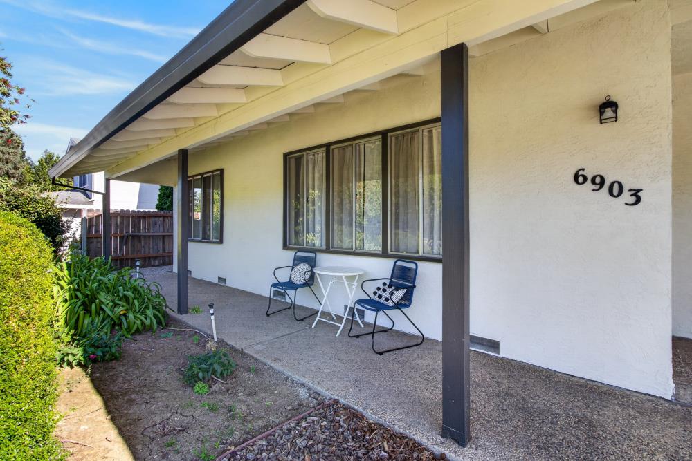 6903 Los Olivos