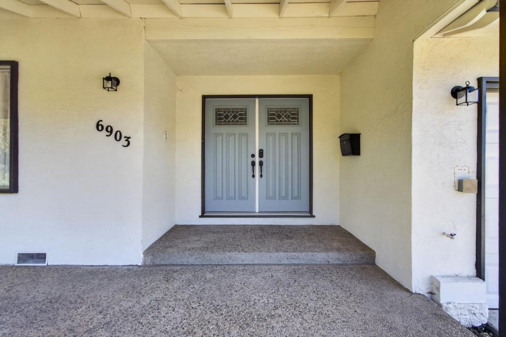 6903 Los Olivos