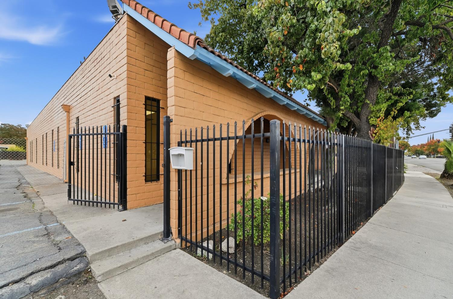 6006 N El Dorado Street