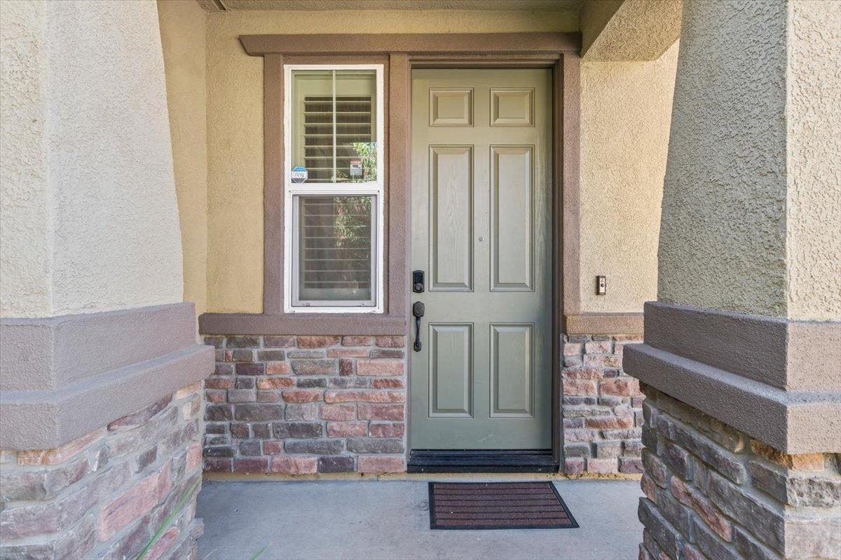 14 Cliff Breeze Place
