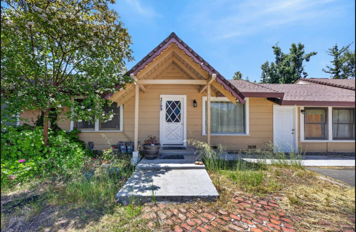 2709 Walnut Avenue