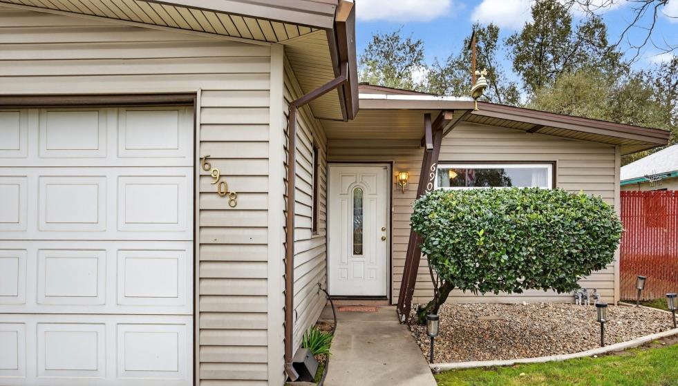 6908 Birchwood Circle