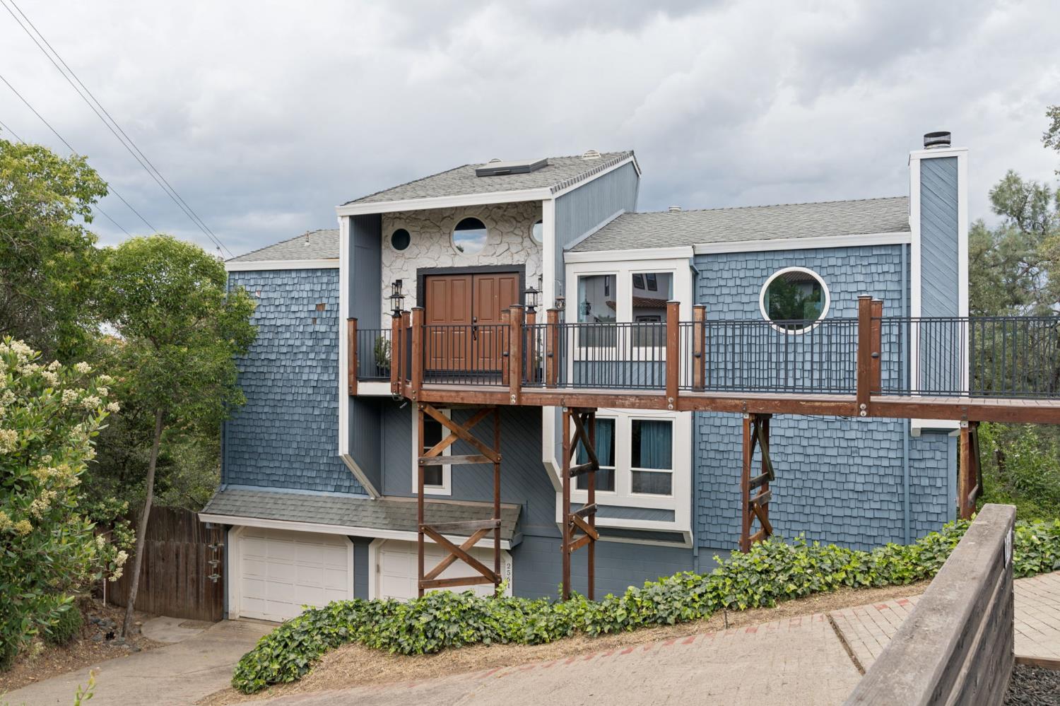 2561 King Richard Drive