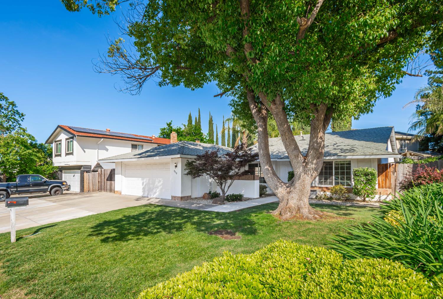 8219 Majestic Oak Way