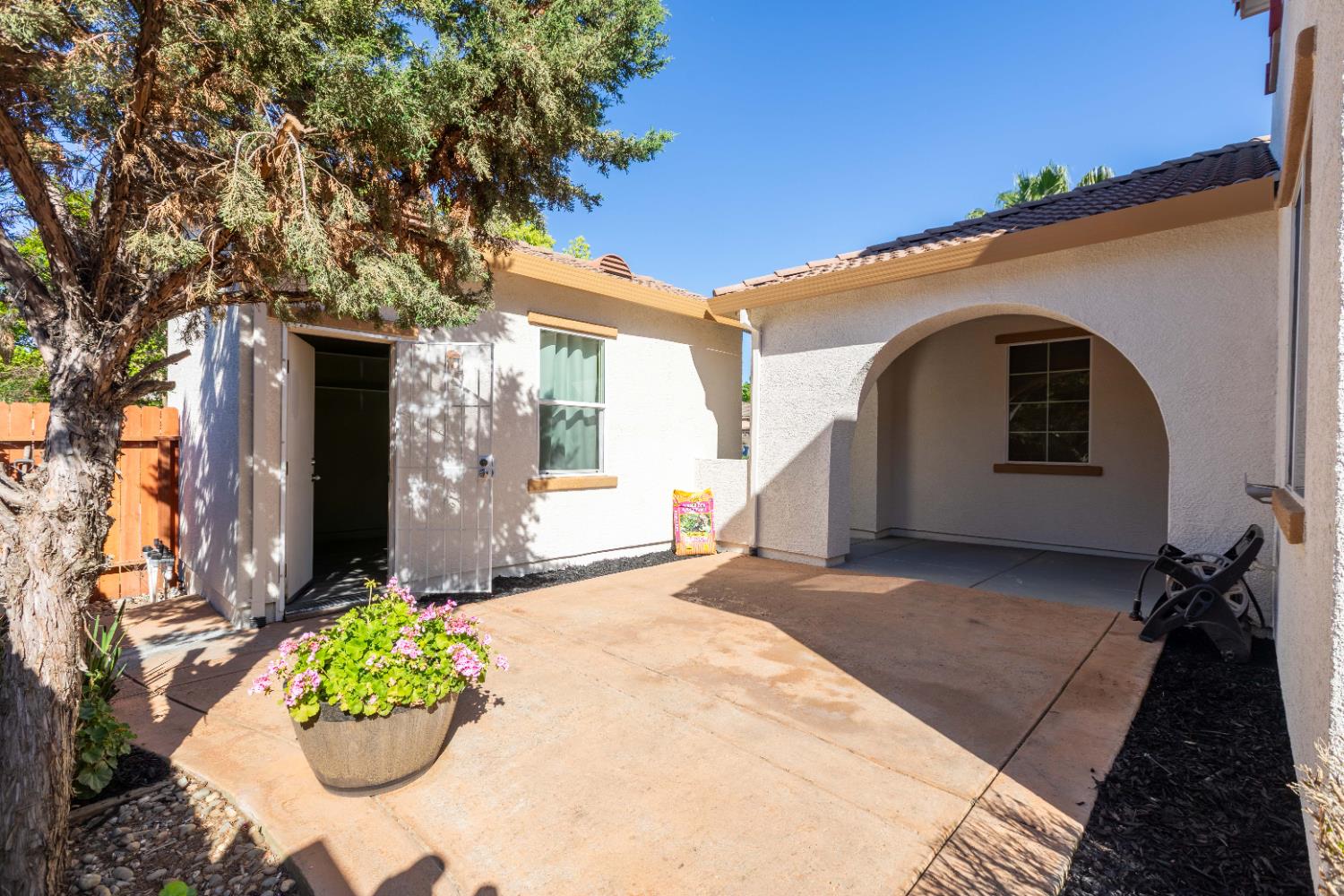 5706 Tres Piezas Drive