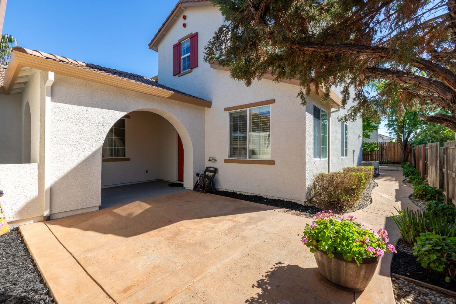 5706 Tres Piezas Drive