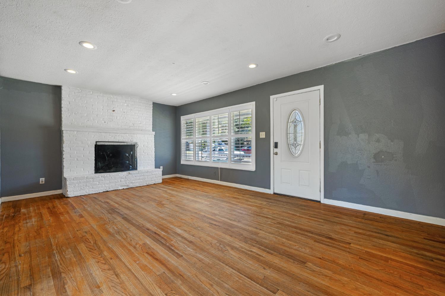2077 W Sonoma Avenue