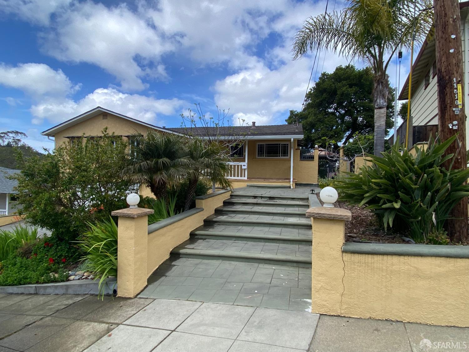 1109 Alomar Way
